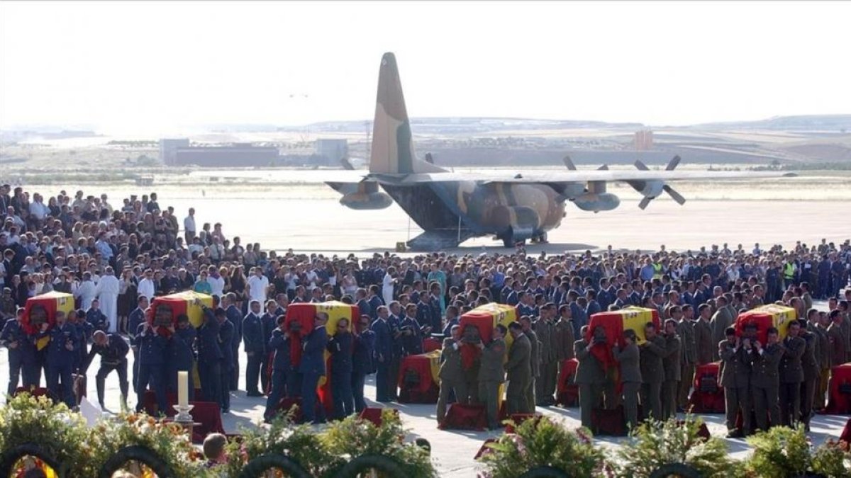 Funeral de las víctimas del Yak-42, el 28 de mayo del 2003 en la base de Torrejón de Ardoz (Madrdid).