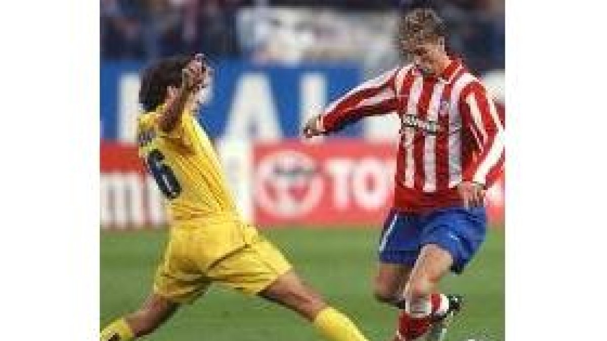 Quique Álvarez intenta frenar una penetración de Fernando Torres