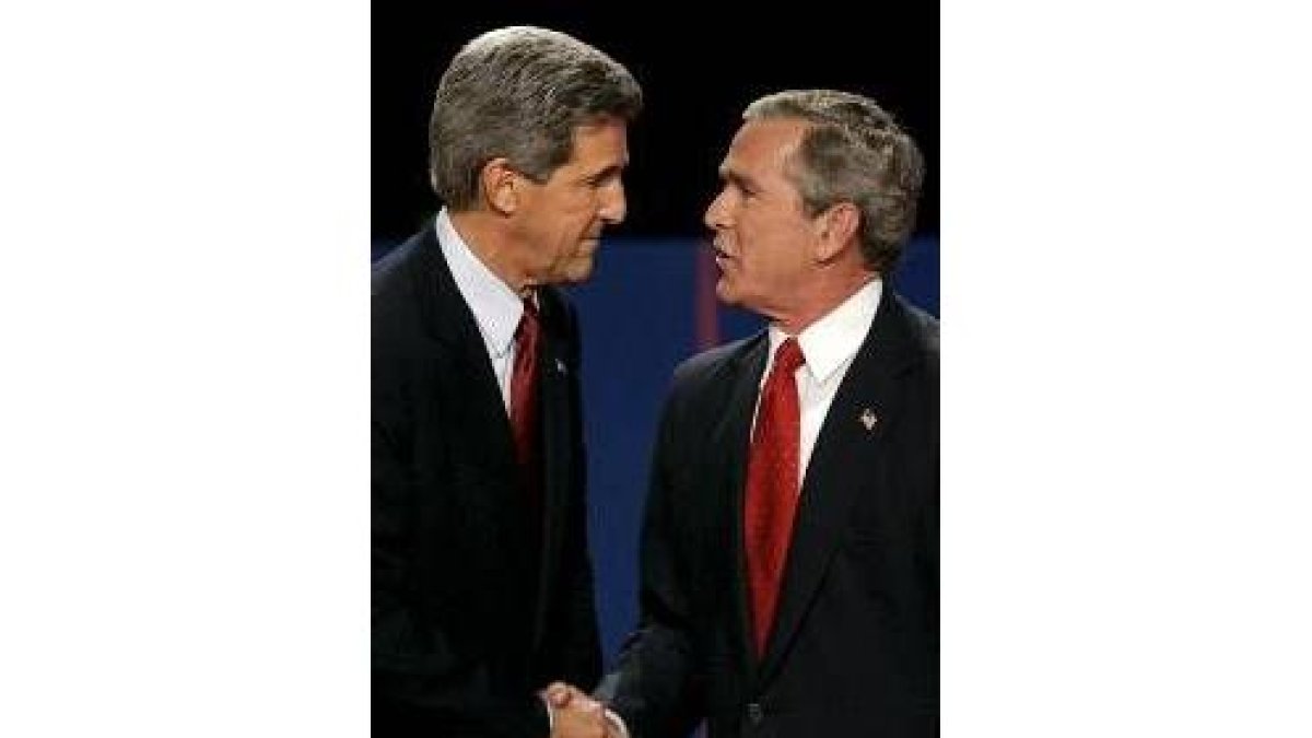 Kerry y Bush se estrechan la mano antes de empezar el debate
