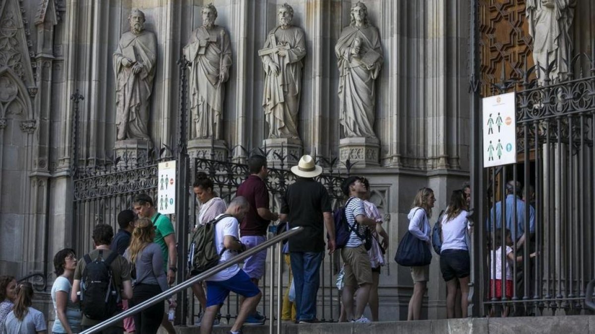 Turistas ante la Catedral de Barcelona