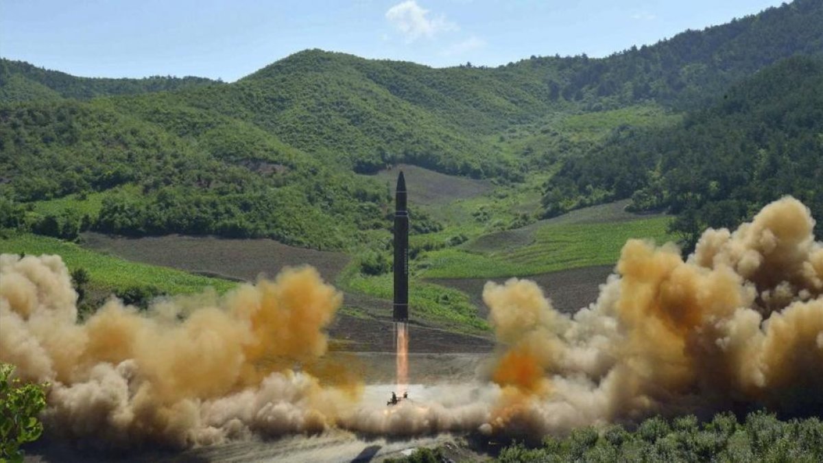 Lanzamiento del misil intercontinental a cargo de Corea del Norte, en una imagen distribuida por Pionyang, el 4 de julio