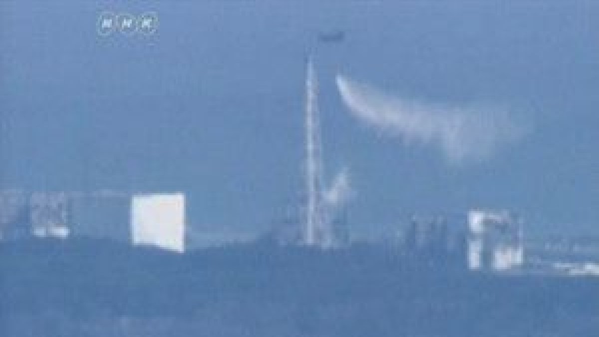 Un helicóptero militar japonés lanza agua sobre los reactores de la planta de Fukushima, este jueves