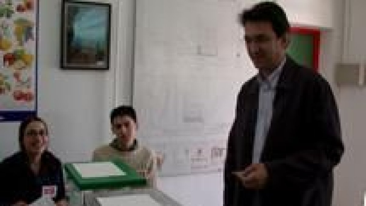 En la foto, el alcalde de Valencia de Don Juan, Juan Martínez Majo, votando