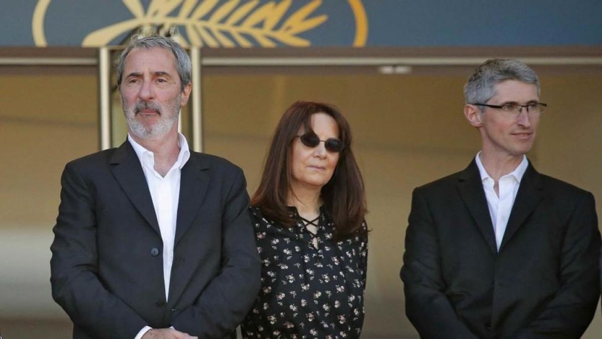 De izquierda a derecha, los productores de Le livre dimage, Fabrice Aragno, Mitra Farahani y Jean-Paul Battaggia, este jueves en el festival de Cannes.