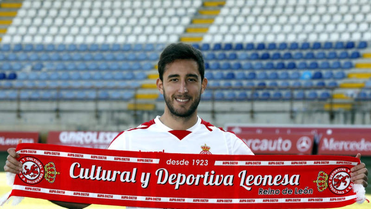 El lateral izquierdo Ángel García fue presentado como nuevo futbolista de la Cultural en el estadio Reino de León. Procede del Real Valladolid. MARCIANO PÉREZ