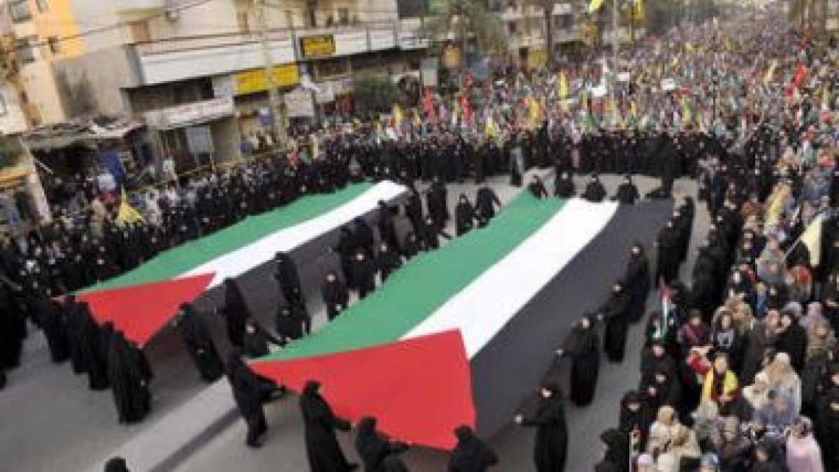 Libanesas de Hezbolá gritan contra Israel y EE.UU. en una protesta contra el cerco de Israel sobre G