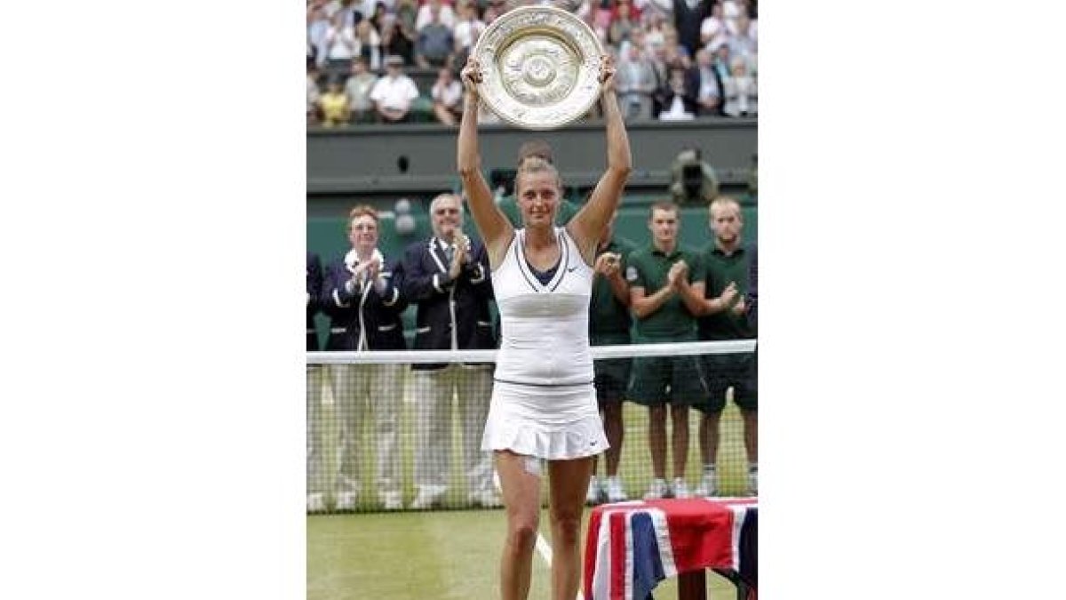 Petra Kvitova alza el trofeo tras derrotar a Sharapova.