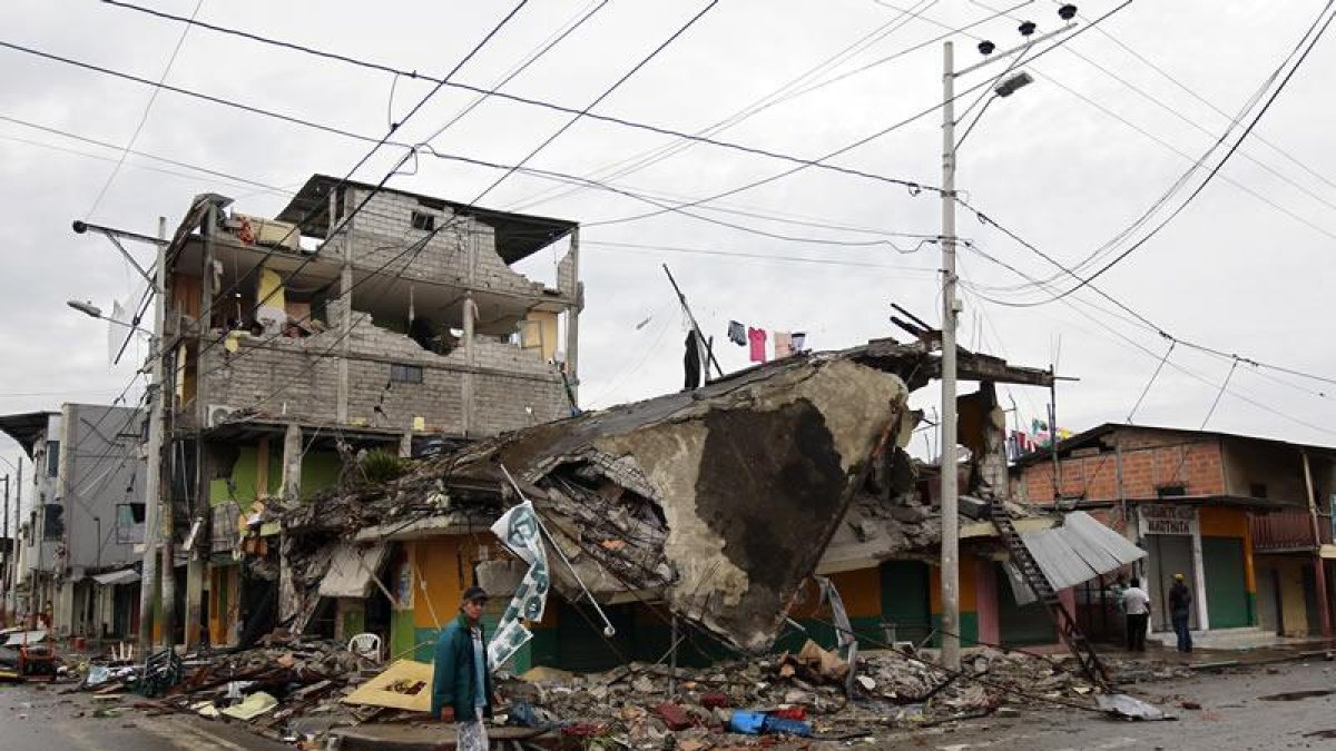Un habitante de Pedernales (Ecuador), afectado por el terremoto registrado el sábado en la costa norte de Ecuador, busca entre las casas destruidas y los escombros.