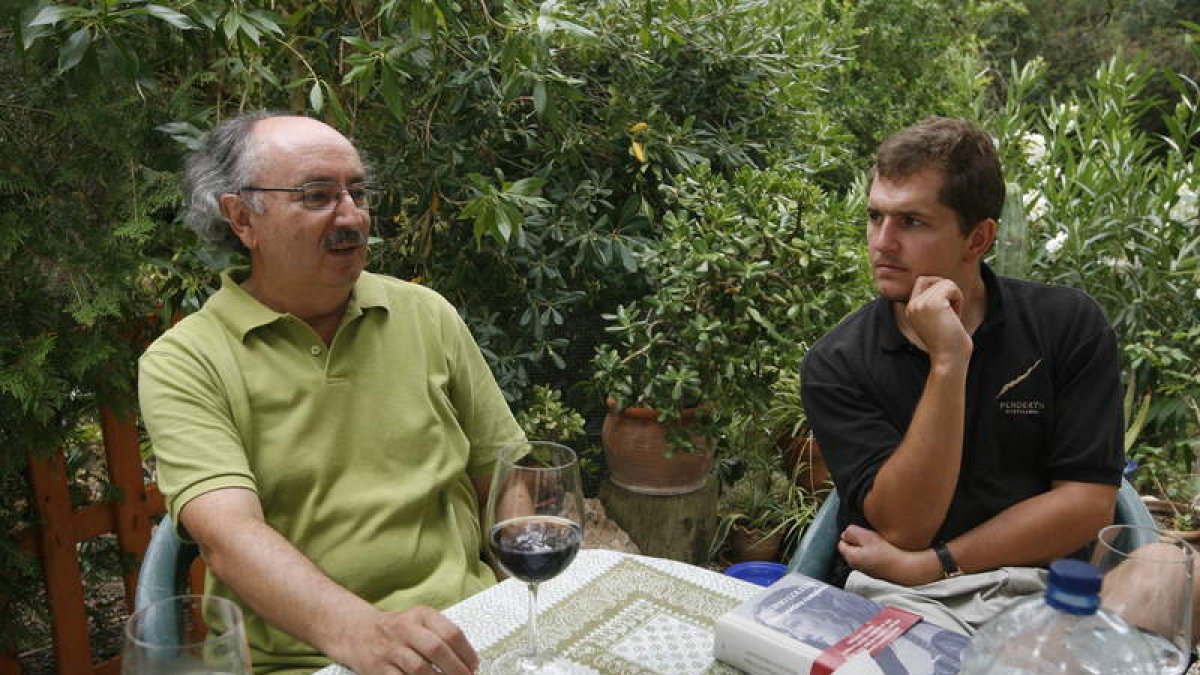 Antonio Colinas y Ben Clark en la casa de Ibiza del poeta leonés