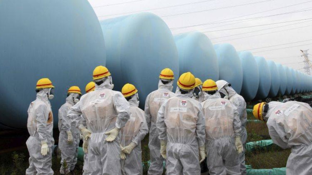 Fotografía de archivo que muestra a miembros de la NRA inspeccionando los tanques de almacenaje para agua contaminada en la planta de Daiichi en Fukushima, el pasado mes de agosto.