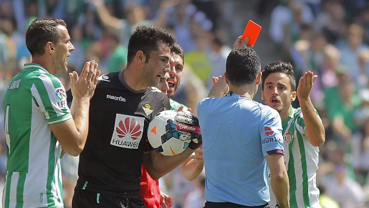 El defensa del Betis Juan Carlos provocó un penalti y fue expulsado a la media hora de partido