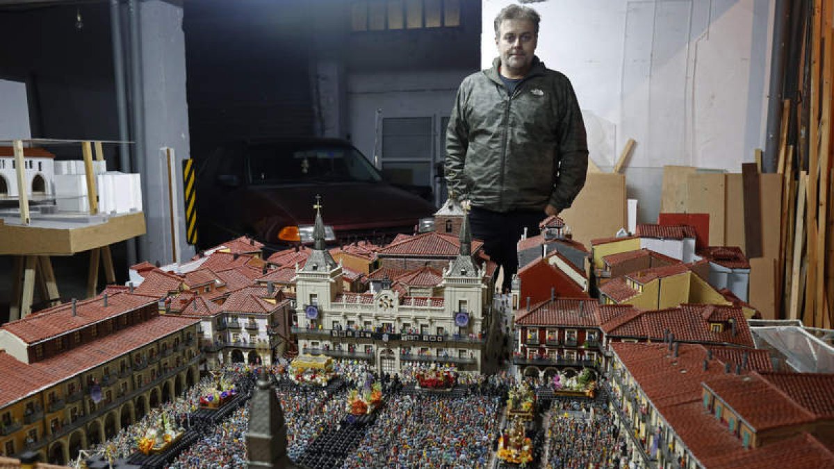 Luis García posa junto a una de las estructuras de la gran maqueta que desde el día 28 podrá verse en el Museo de Semana Santa de León