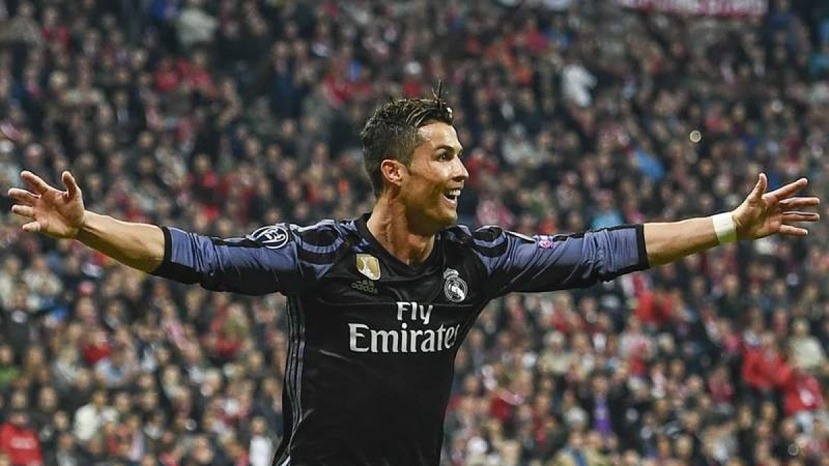 Ronaldo, con un doblete, dio ayer la victoria al Madrid ante los alemanes y acabó también con su sequía europea. FILIP SINGER