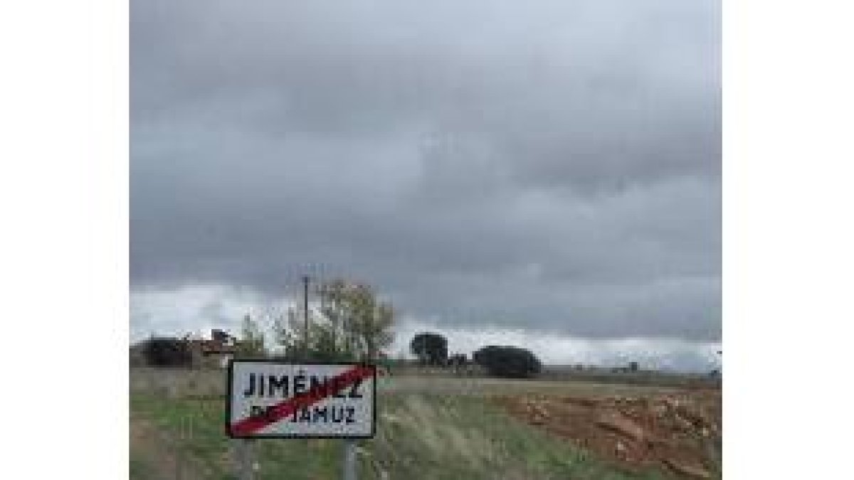 La parcela se sitúa junto a la carretera de La Bañeza a Camarzana