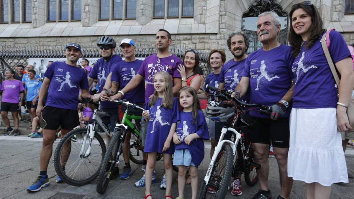 La llegada de los corredores a León se convirtió en un homenaje a los que luchan contra la enfermedad.