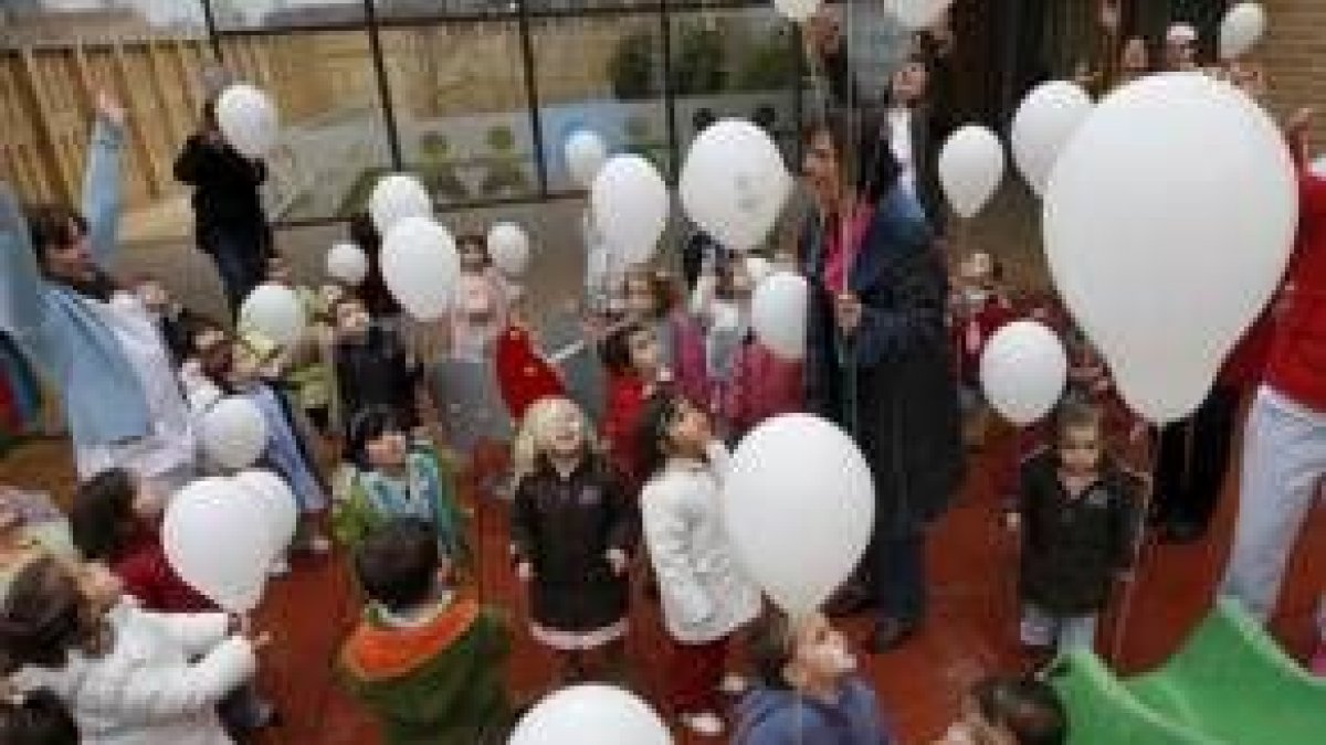 Los niños y niñas de la escuela infantil de San Andrés soltaron cien globos para celebrar este día