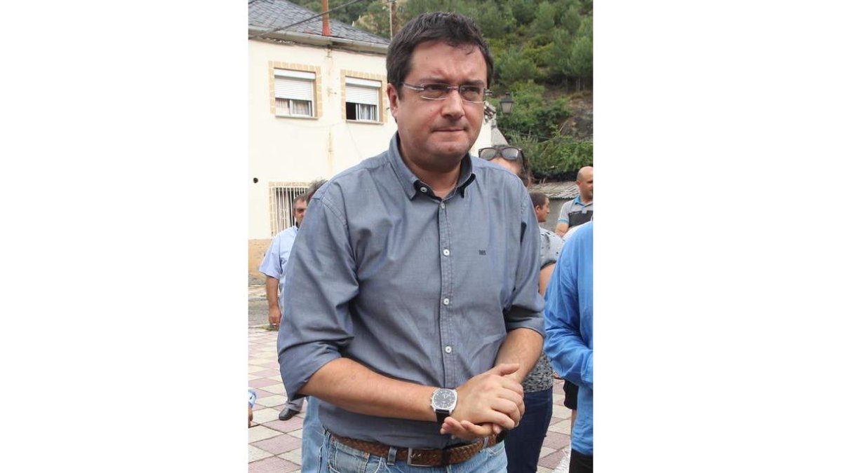 Óscar López en una visita realizada al municipio de Igüeña.
