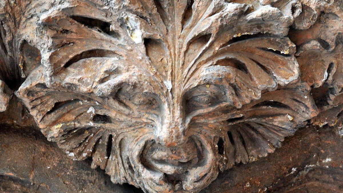 Los cuatro ‘Green Man’ que hay en la Puerta de San Juan en la fachada de la Catedral; derecha, los cuatro que hay en la Puerta de San Francisco. DAVID GUSTAVO LÓPEZ