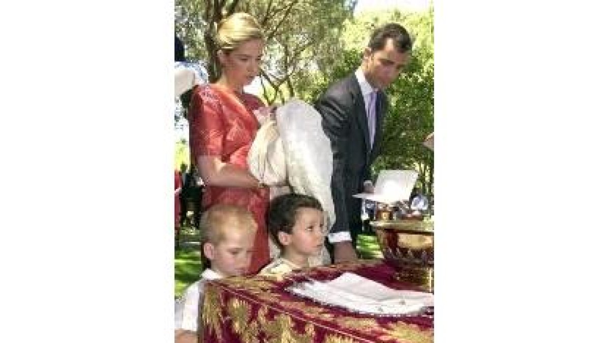La familia real posa tras el bautizo en uno de los salones del palacio de la Zarzuela