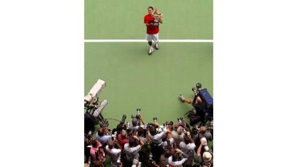 Federer posa para los medios gráficos a la conclusión de la final