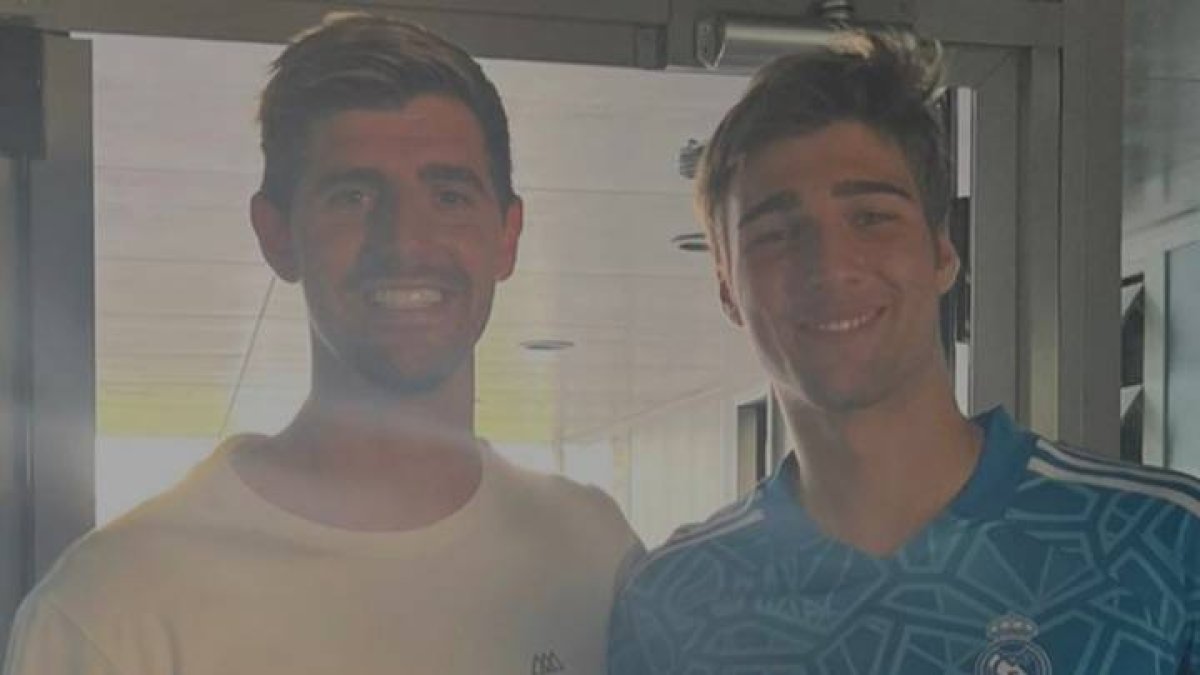 El portero leonés Fran González, derecha, milita en el Real Madrid y en la imagen posa junto a su ídolo Thibaut Courtois. DL