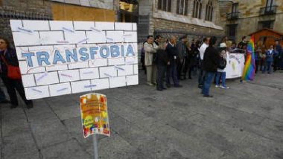 Acto celebrado en Botines para conmemorar del Día Mundial contra la homofobia y la transfobia.