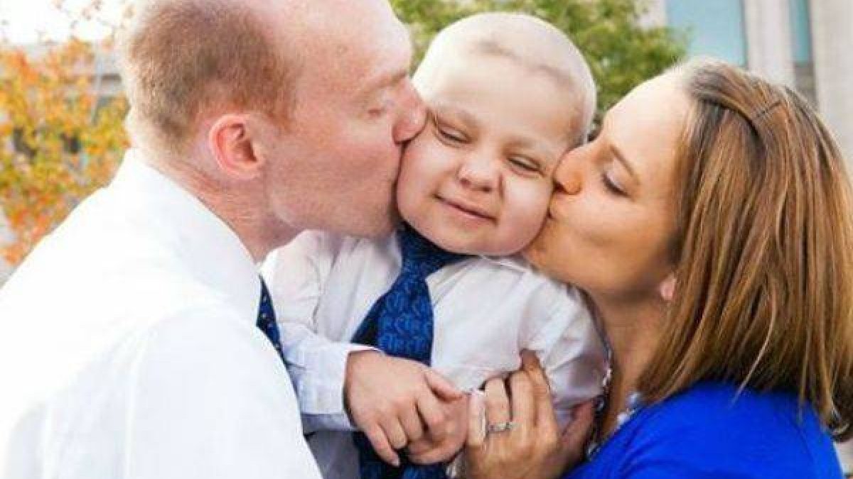 Ethan Van Leuven, con sus padres.