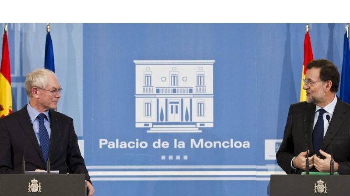 El presidente del Gobierno, Mariano Rajoy , durante la comparecencia conjunta ante la prensa con el presidente del Consejo Europeo, Herman Van Rompuy, tras la reunión que han mantenido este mediodía en el Palacio de La Moncloa.