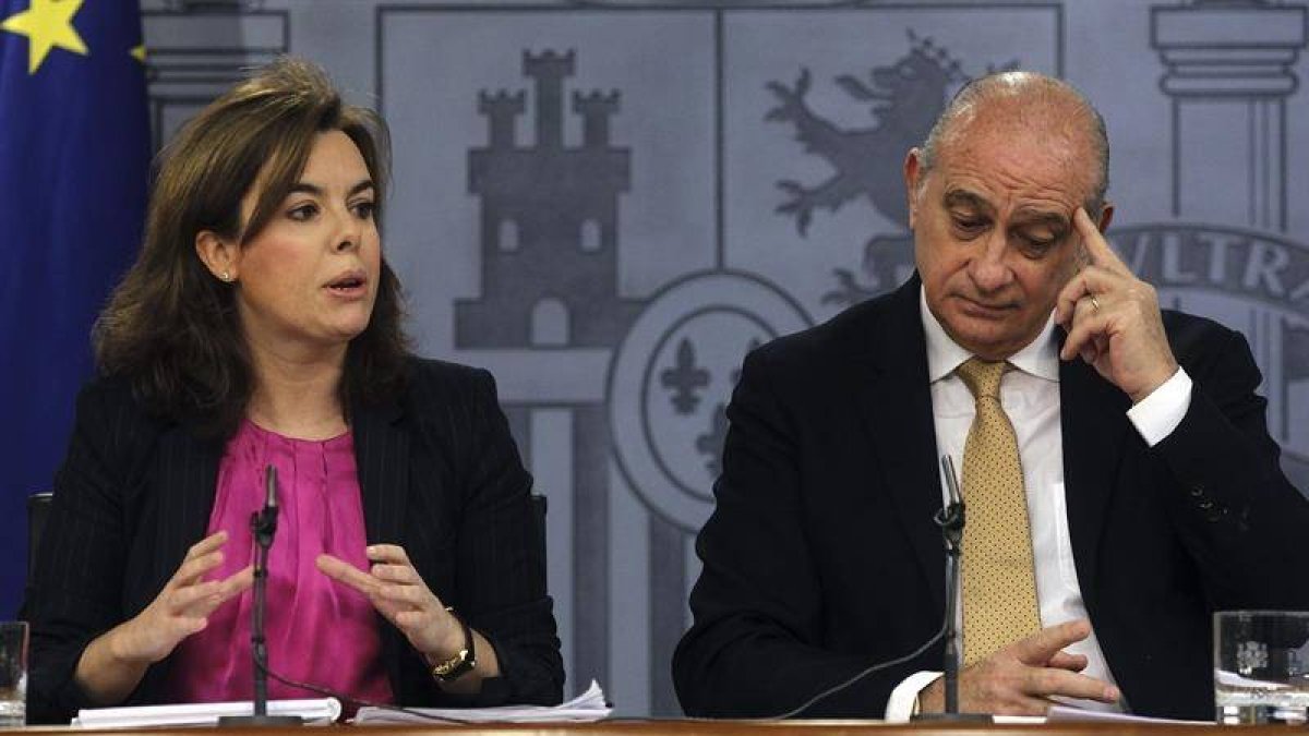 La vicepresidenta del Gobierno, Soraya Sáenz de Santamaría, junto al ministro del Interior, Jorge Fernández, durante la rueda de prensa tras la reunión del Consejo de Ministros.