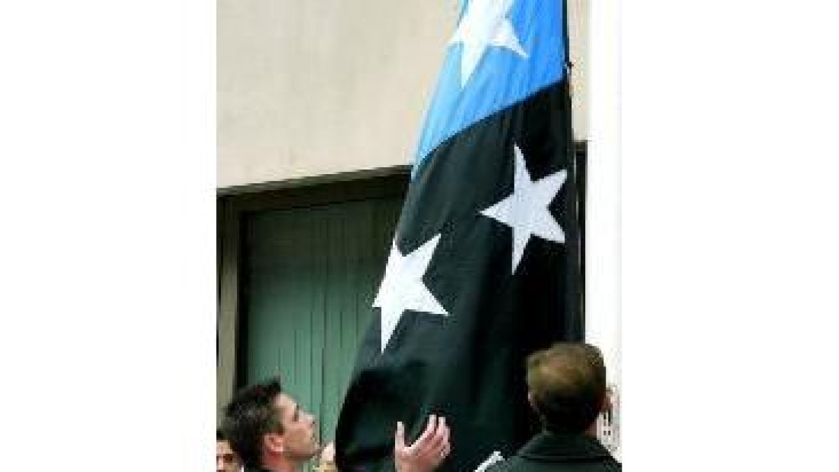 Arriado de la bandera de la Ceca; azul del acero y negra del carbón