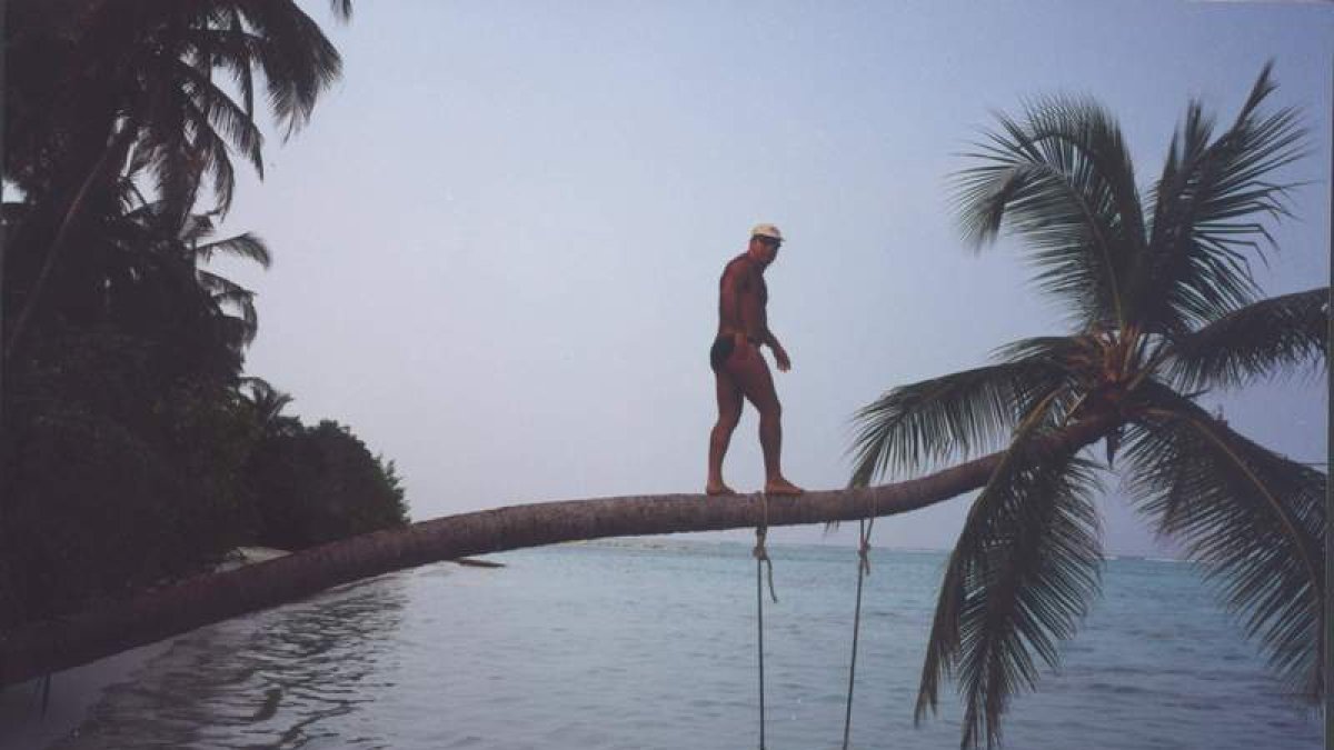 Francisco Requeta, de 57 años, ha dado dos veces la vuelta al mundo y recorrido el continente africano en un camión, en la imagen está en Las Maldivas en octubre de 1997.
