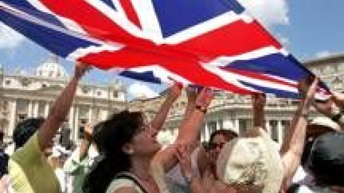 Un grupo de fieles madrileños agitan la bandera británica en el Vaticano