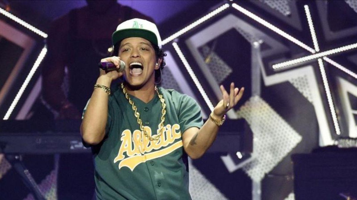 Bruno Mars durante un concierto.