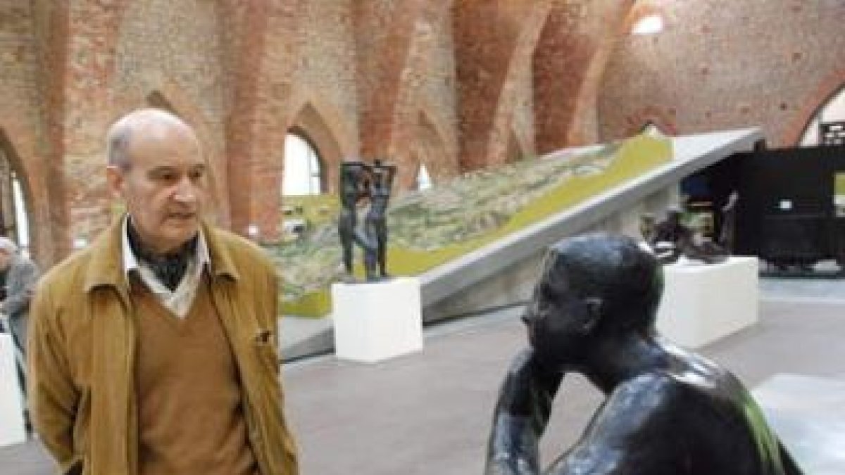 Ángel Peres contempla una de sus obras.