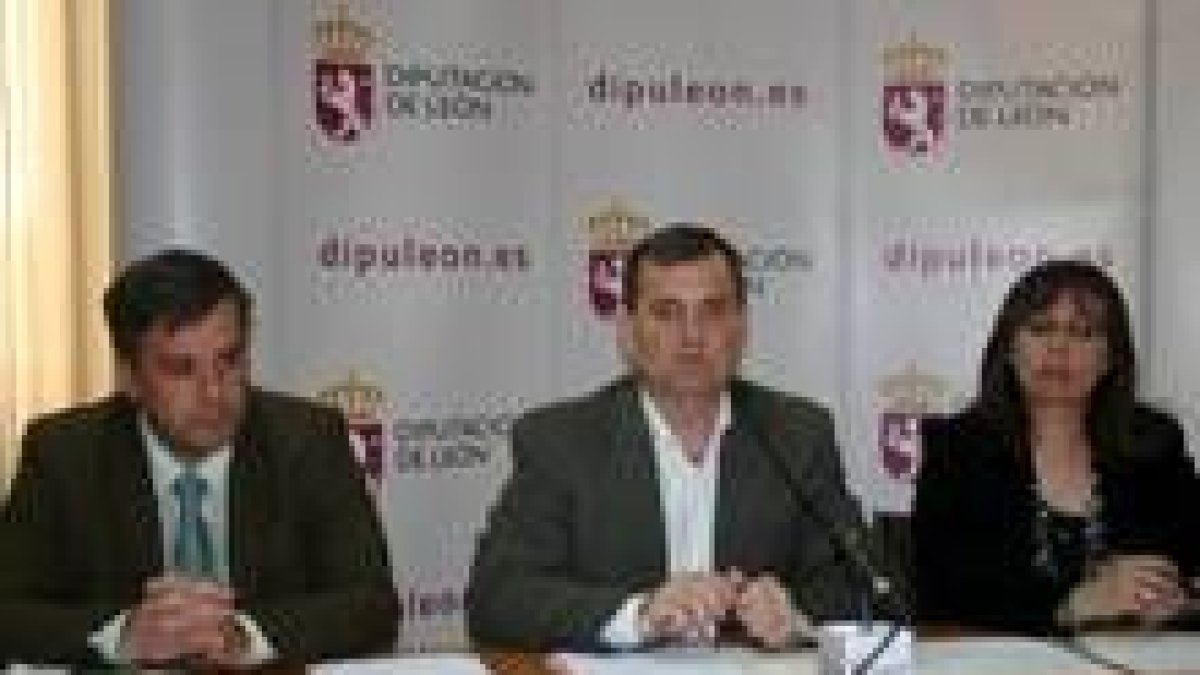 Secundino Prieto, José Antonio Velasco y una representante de Norfel