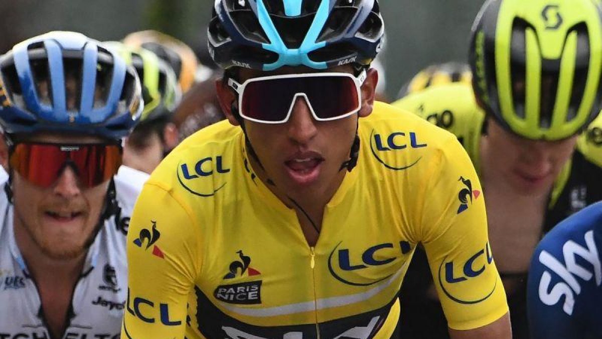 Egan Bernal, de amarillo, durante la última etapa de la París-Niza que ha ganado.