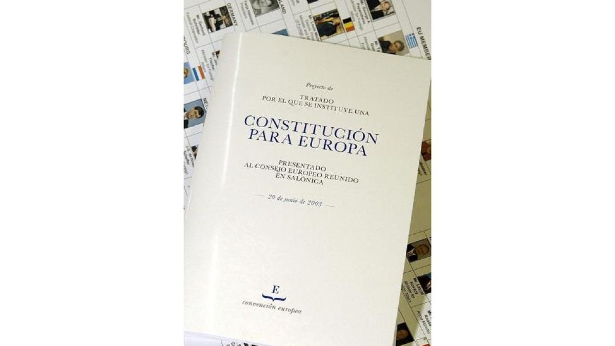 Ejemplar en español de la primera Constitución europea