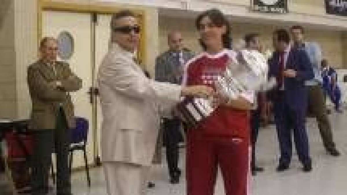 Álvaro Sánchez recoge el trofeo de subcampéon en el peso de 90 kilos