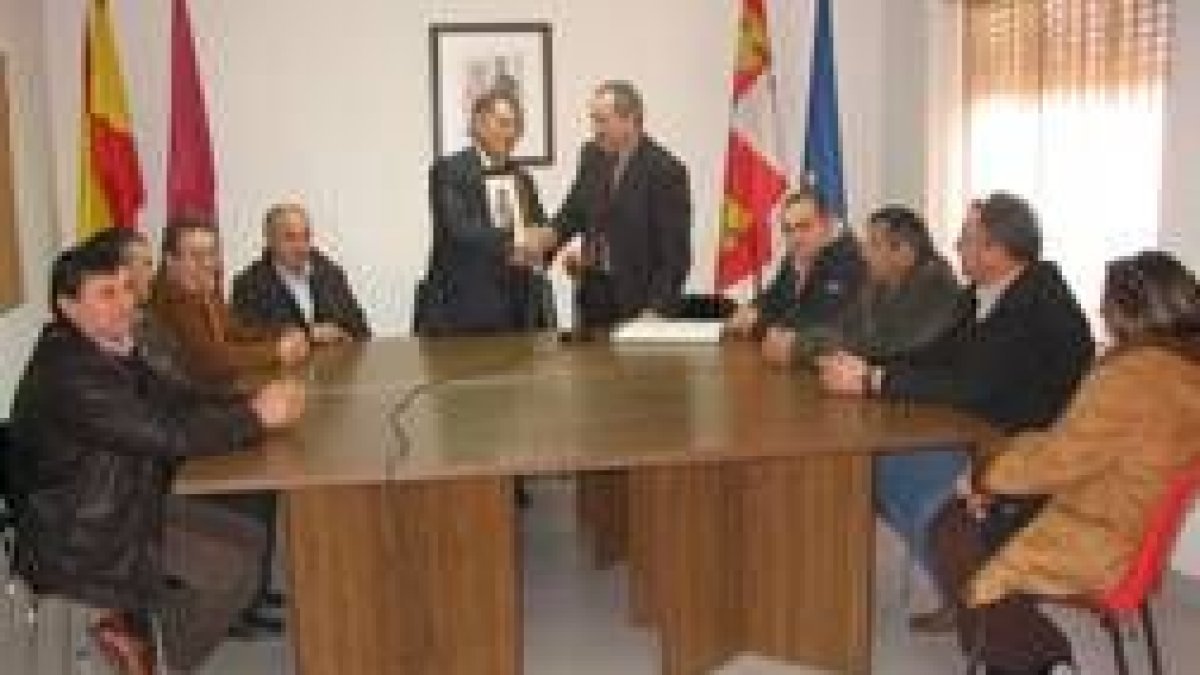 El alcalde entrega al subdelegado un escudo del municipio antes de la visita a la zona industrial