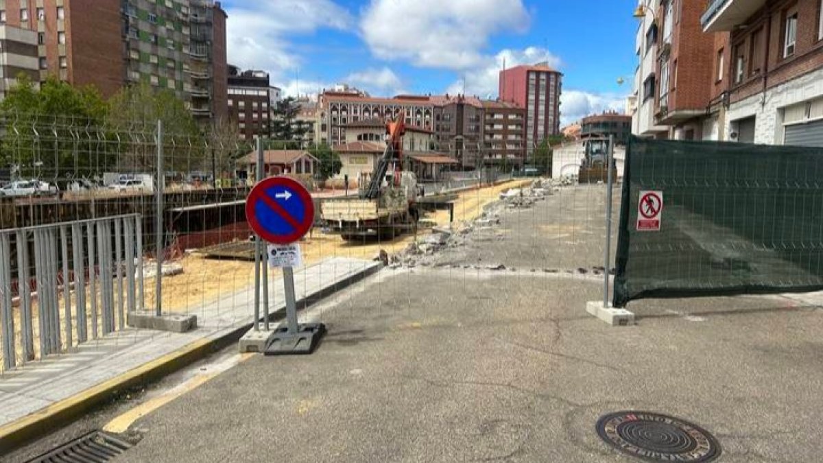 Las vallas bloquean ya el paso desde el cruce de Bilbao con La Vecilla. DL