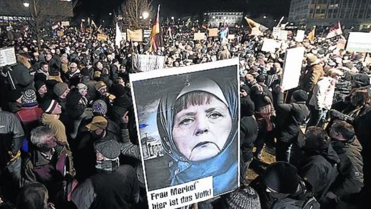 Manifestación del grupo islamófobo Pegida contra la política de Merkel sobre refugiados.