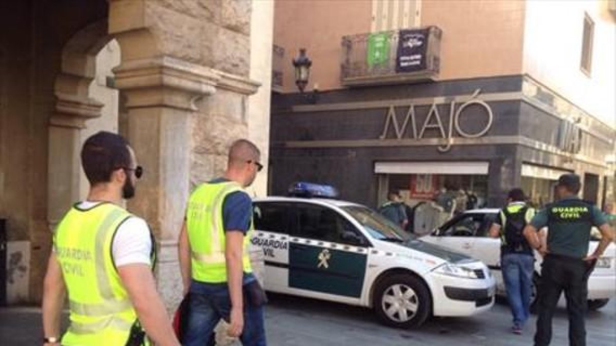 Agentes de la Guardia Civil salen de registrar el Ayuntamiento de Sant Celoni, el 28 de agosto del 2015.