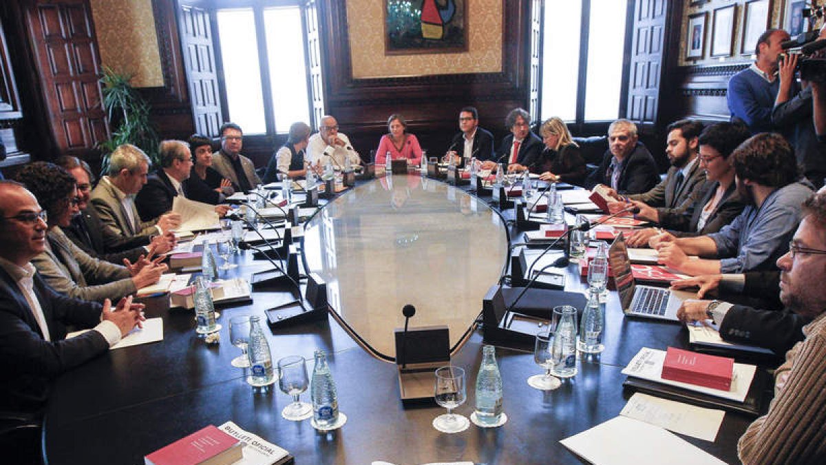 Participantes en la reunión de la Junta de Portavoces.