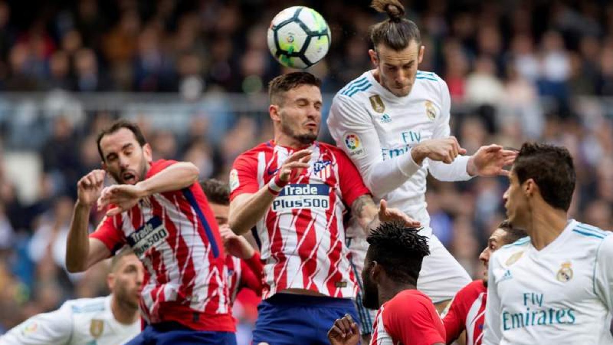La defensa y la portería del Atlético frustraron el ataque del Real Madrid. RODRIGO JIMÉNEZ