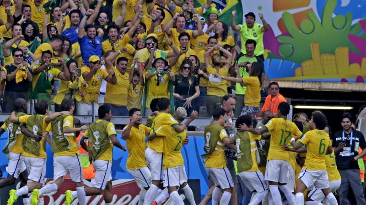 Los jugadores de Brasil celebran su triunfo