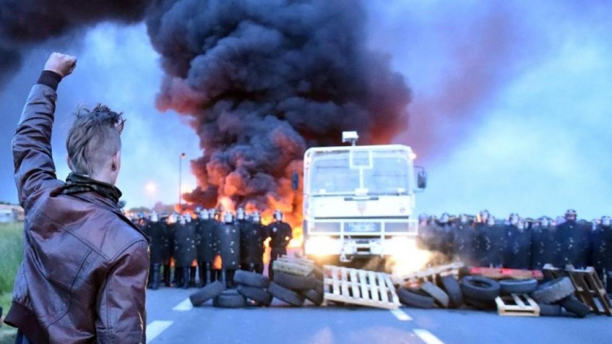 Protesta contra la reforma laboral en Douchy-les-Mines, al norte de Francia. El Gobierno se plantea prohibir las manifestaciones por la seguridad de la Eurocopa