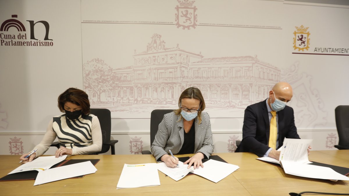 Firma del convenio entre el Ayuntamiento de León junto con la Fundación de la Escuela de Organización Industrial (EOI).. MARCIANO PÉREZ