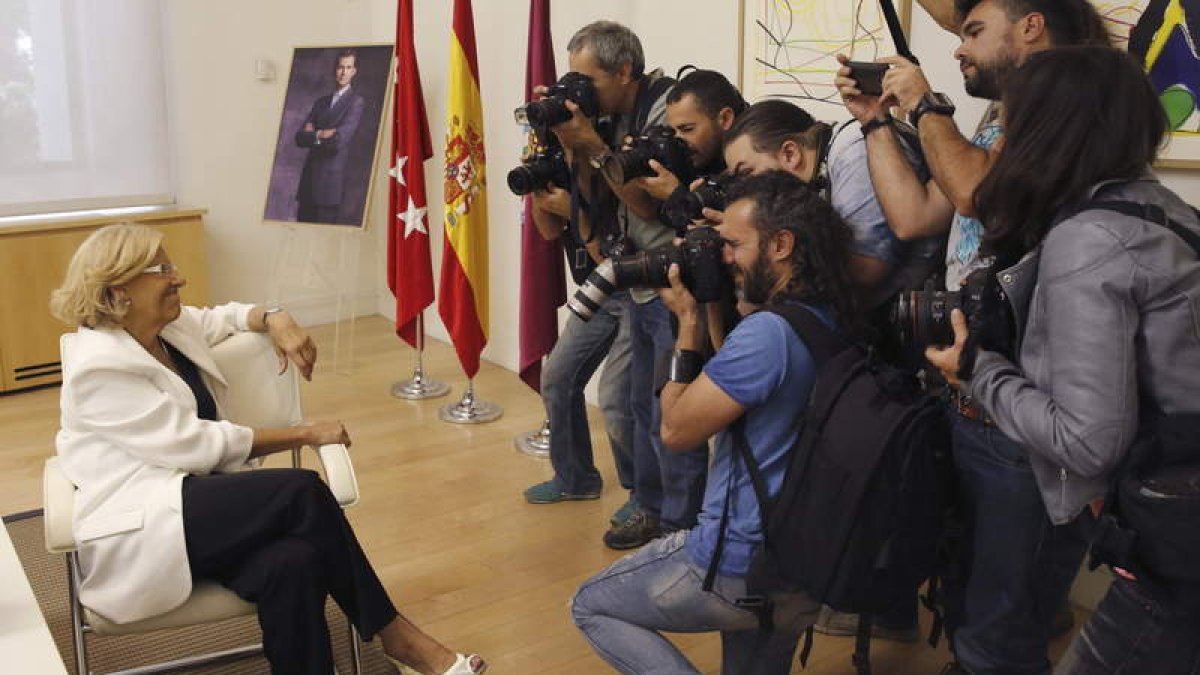 Manuela Carmena posa para los fotógrafos tras la primera Junta de Gobierno.