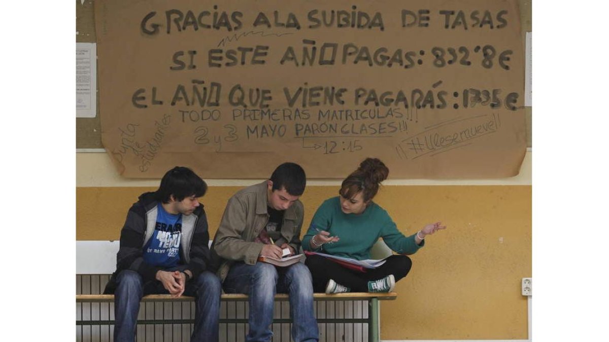 Alumnos en el campus de la Universidad de León.