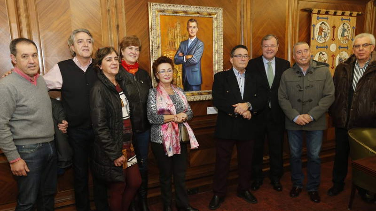 El artista, en el centro junto a Silván, acompañado por su familia y amigos.